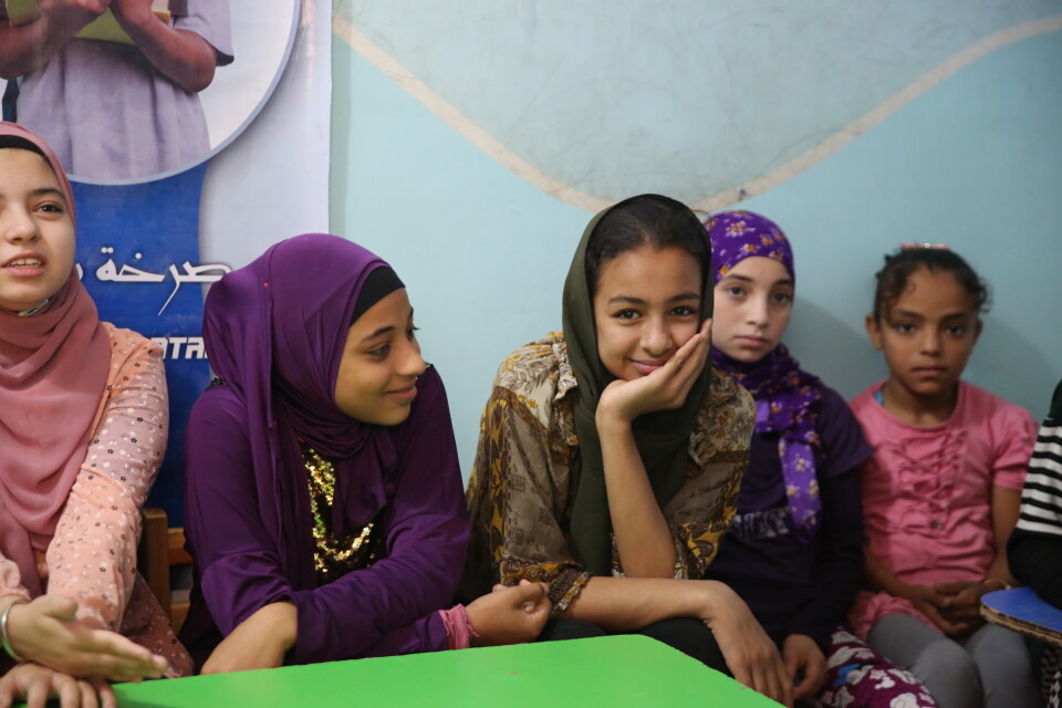 Thumbnail for تقديم المساعدات الغذائية لـ 120 عائلة من العمال المؤقتين في منطقة القلج.