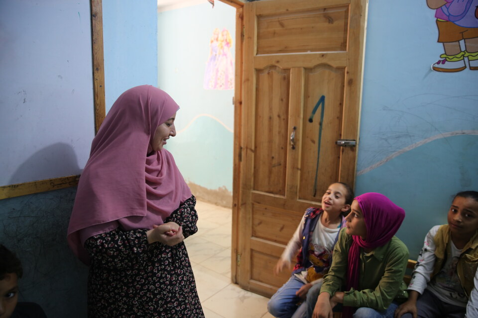 Thumbnail for دورات لتعليم القيم البنائية واكتشاف المهارات لأطفال برنامج التكافل والكرامة للمرأة.