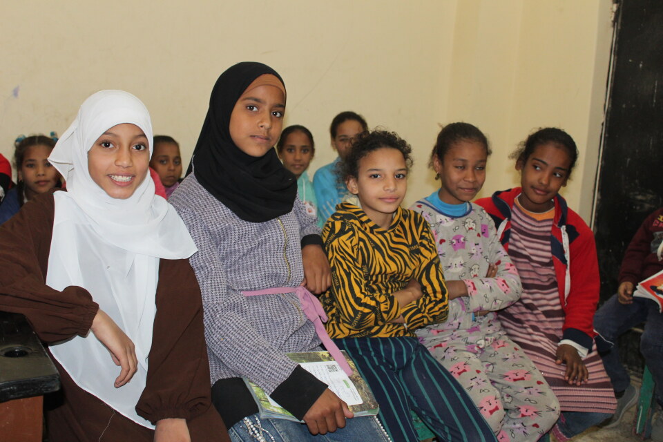 Thumbnail for توزيع 2100 كتيب لتثقيف الناس حول فيروس كورونا في قرى محافظة المنيا.